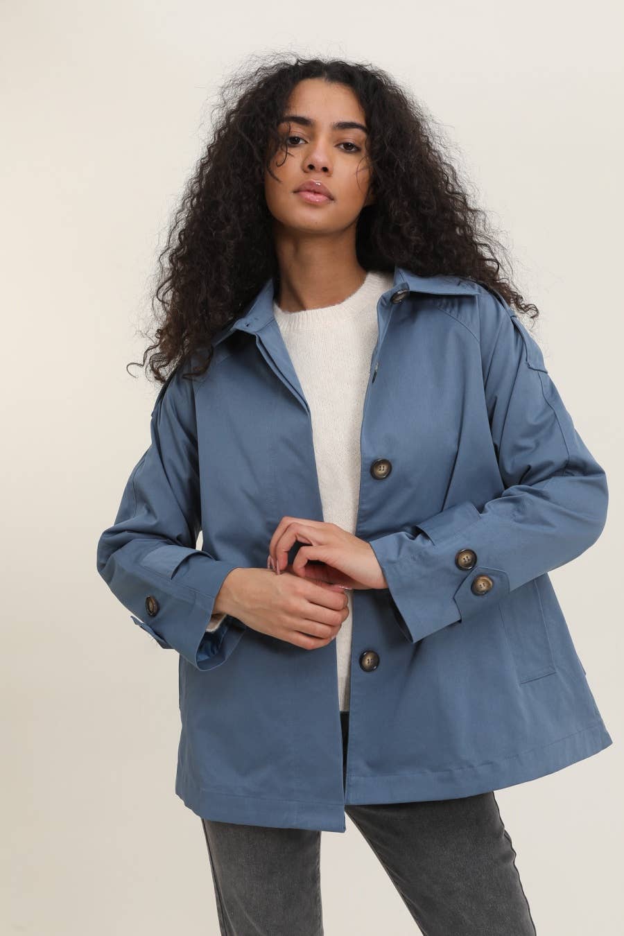 Short trench coat with hidden buttons